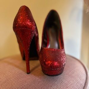 Red glittery high heels. Never worn out. Size 7women